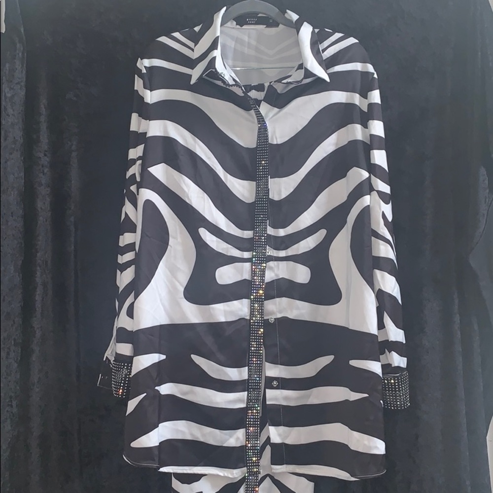 Incredibly fashionable Zebra Print pants suit